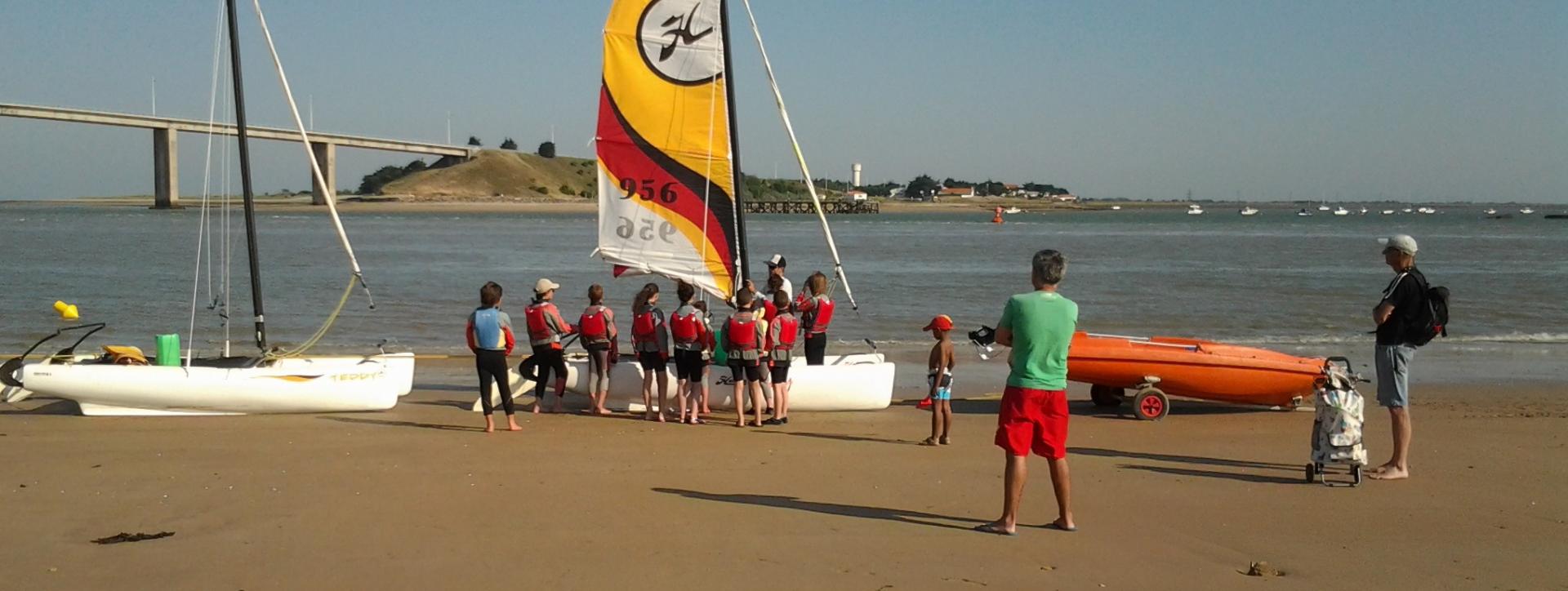 Cours de voile à l'école de voile sur la Grande plage de Fromentine