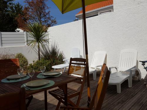Déjeuner, dîner sur la terrasse exposée sud-ouest